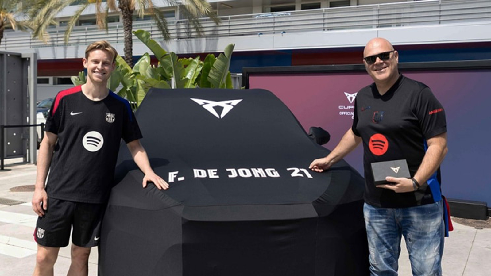 Οι ποδοσφαιριστές της Μπαρτσελόνα κυκλοφορούν με νέα CUPRA